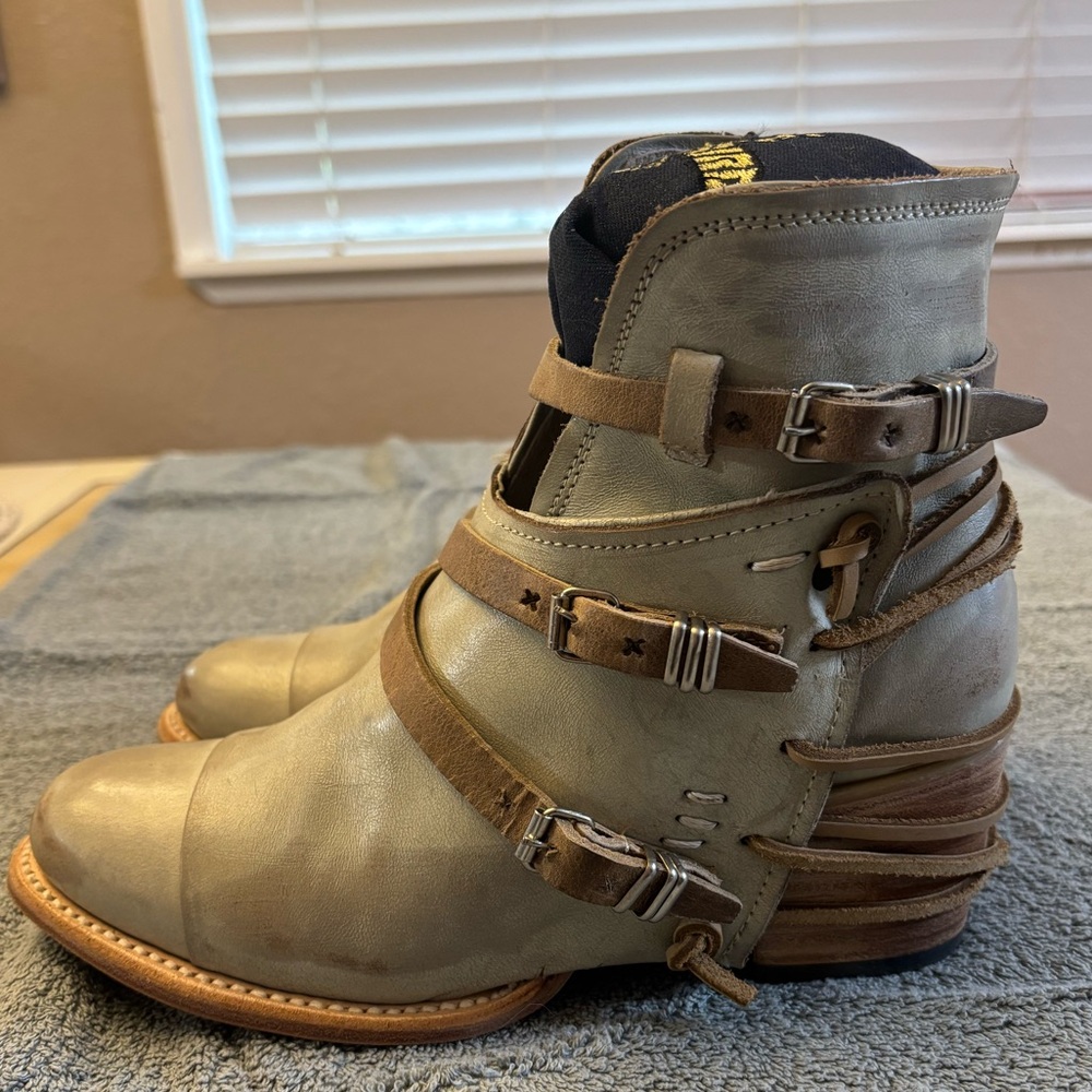 Freebird Crue Booties - Ice color
